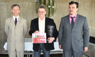 Zlatá popelnice 2010 - Zleva: Ing.Jaroslav Podzimek - krajský radní, ing. Miroslav Kubát - starosta Jablonce nad Jizerou a Ing.Martin Holubec - zástupce firmy EKOKOM